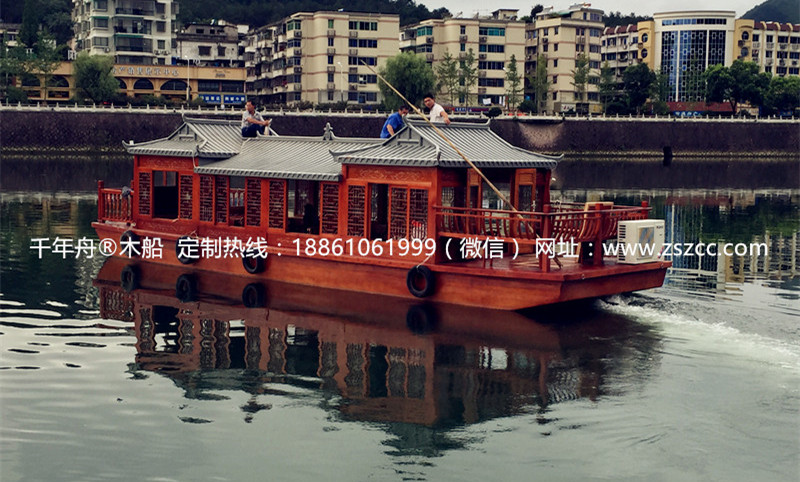 画舫船就是装饰古典华丽的游船
