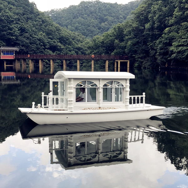 首批小型欧式电动画舫木船投入白云山景区使用